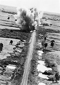 A Brit Királyi Légierő repülőgépei hidakat bombáznak a Burma-Sziám vasútvonalon.