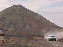 Paco Romero, eliminado, haciendo dedo al Skoda de Javier Fránquiz y Juan Manuel Fuentes (campeones de tierra en 1999) durante el Rally de La Oliva de 2000. Tindaya al fondo