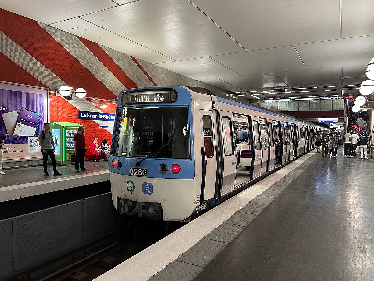 File:Rame MF77 Station Kremlin Bicêtre Métro Paris Ligne 7 - Le 