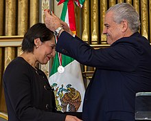 Ana Recio Harvey ontvangt de Ohtli Award in 2015.