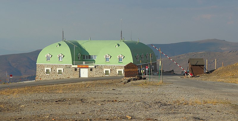 File:Refugio militar Capitan Cobo view from SE 2014-08-07..JPG