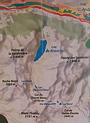 Carte en couleurs de la situation du lac, entre le vallon du Thabor et l'Arc, au sud des villages d'Orelle.