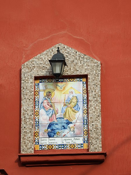 File:Retablo cerámico de la Trinidad en la plaza de San Pascual de Torrente 02.jpg