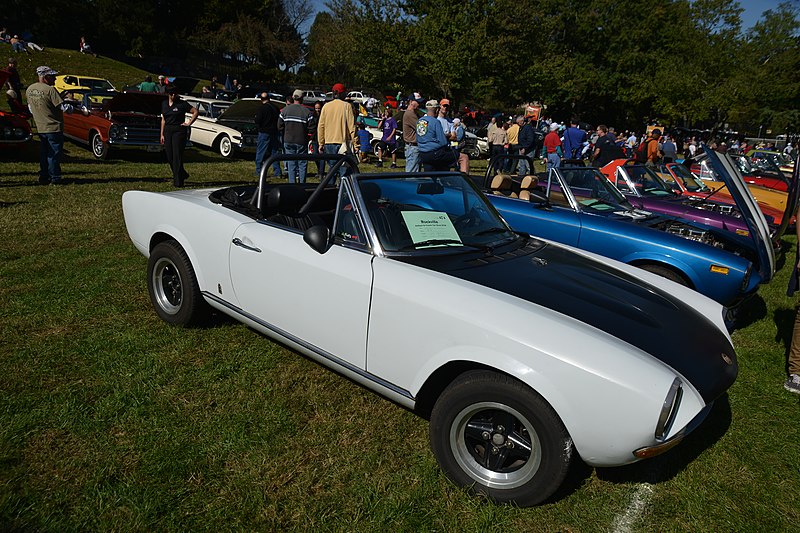 File:Rockville Antique And Classic Car Show 2016 (29777683523).jpg