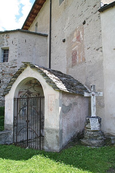 File:Rossura Kirche Beinhaus.JPG