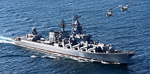 Krížnik Moskva na šírom mori sprevádzaný dvoma bojovými vrtuľníkmi