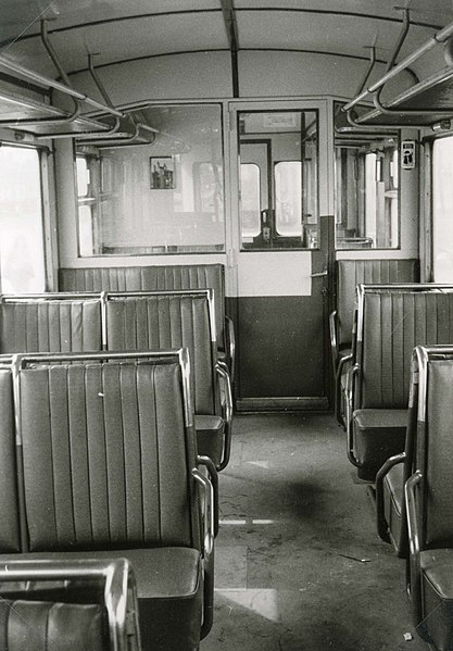 File:SP TRAM 064 Interieur personenwagon tram Rotterdam-Spijkenisse 1964.jpg