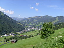 Saalbach von einem Wanderweg auf den Kohlmaiskopf aus fotografiert