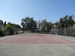 Le terrain de tennis.