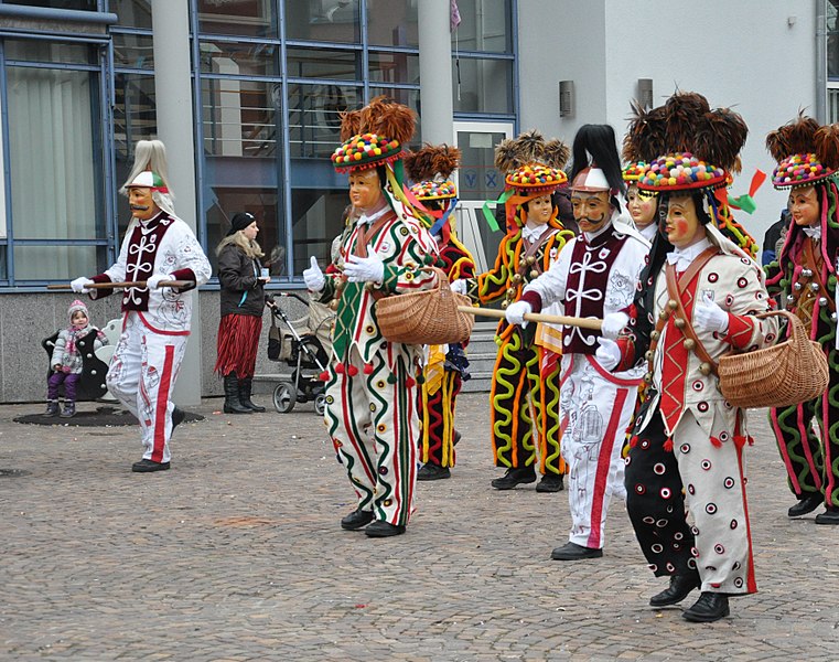 File:Schömberg Fasnet 2014Mo Narrensprung 02.jpg