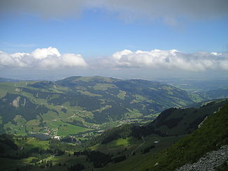 El Schwarzsee con el valle del sentido cálido