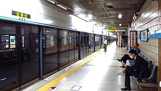 <span class="mw-page-title-main">Sinyongsan station</span> Station of the Seoul Metropolitan Subway