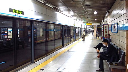 Seoul metro 429 Sinyongsan station platform 20191022 154052