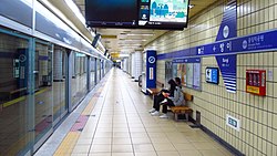 Seoul-metro-P551-Bangi-station-platform-20180915-100048.jpg