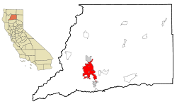カリフォルニア州におけるシャスタ郡（左図）およびレディングの位置の位置図