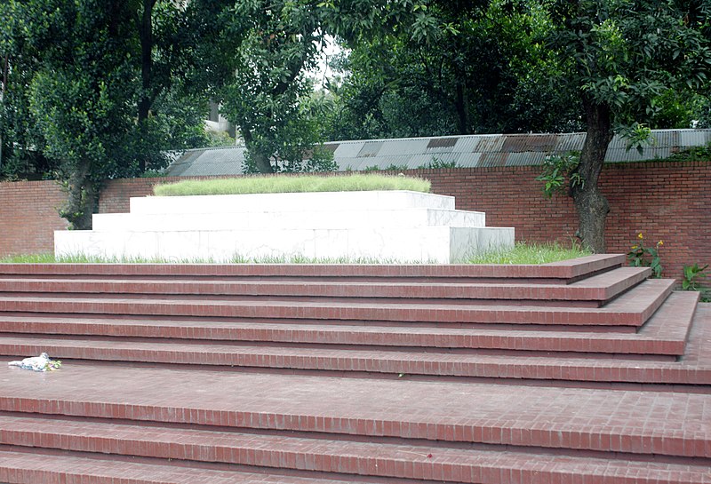 File:Side view of Mausoleum of Kazi Nazrul Islam.jpg