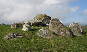 Dolmen von Skegrie mit Randsteinen des Hünenbettes