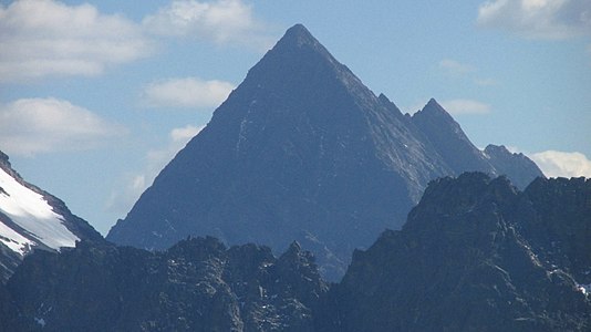 Die Gipfelpyramide des Piz Linard, aus Norden von der Sonntagspitze aus fotografiert.