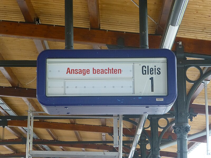 File:Split-flap displays at Friedrichshagen 01.JPG