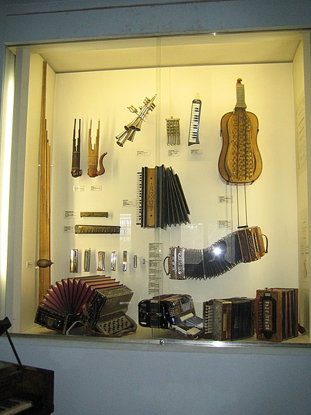 File:Squeezebox History, Deutsches Museum.jpg