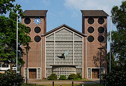 St. Elisabeth in Duesseldorf-Reisholz, von Westen.jpg