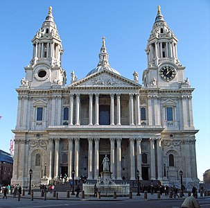 Facciata occidentale della cattedrale di San Paolo (1710) con un doppio ordine corinzio