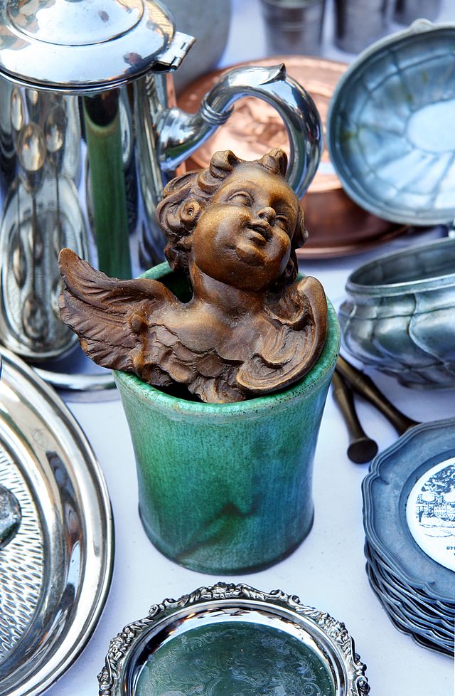 На блошином рынке: статуэтка ангела и другие предметы. Штутгарт, Германия