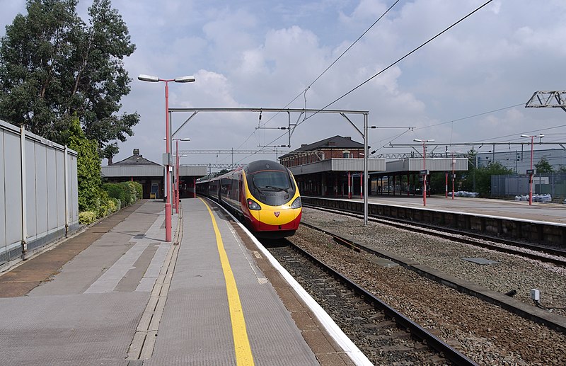 File:Stockport railway station MMB 11 390028.jpg