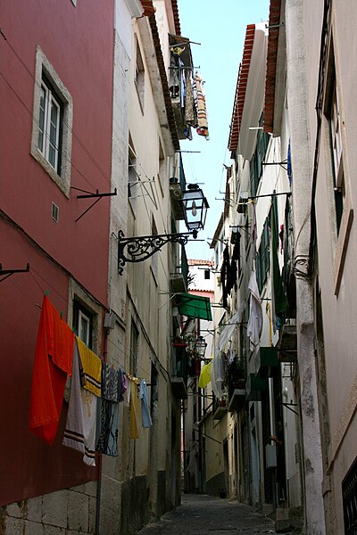 File:Street in Graça, Lisboa (6082110777).jpg