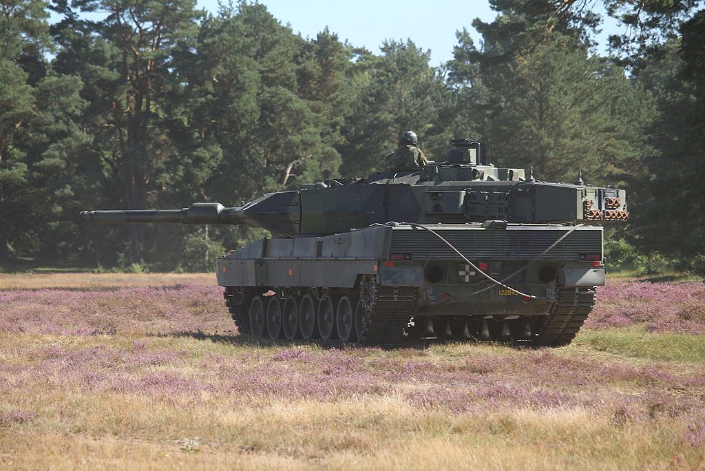 الدبابة Stridsvagn 122 دبابة المعركة الرئيسية السويدية الأولى 1024px-Stridsvagn_122_Revinge_2016-4