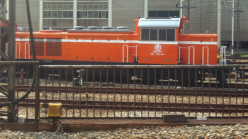 File:TRA DHL102 at Qidu Marshalling Yard 20200711.jpg