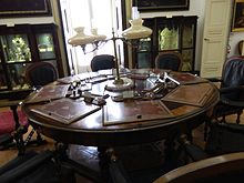 Il nuovo tavolo nella sala del Governo che ha sostituito quello eptagonale del XVII secolo