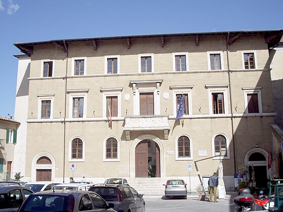 Le Palazzo comunale et le théâtre.