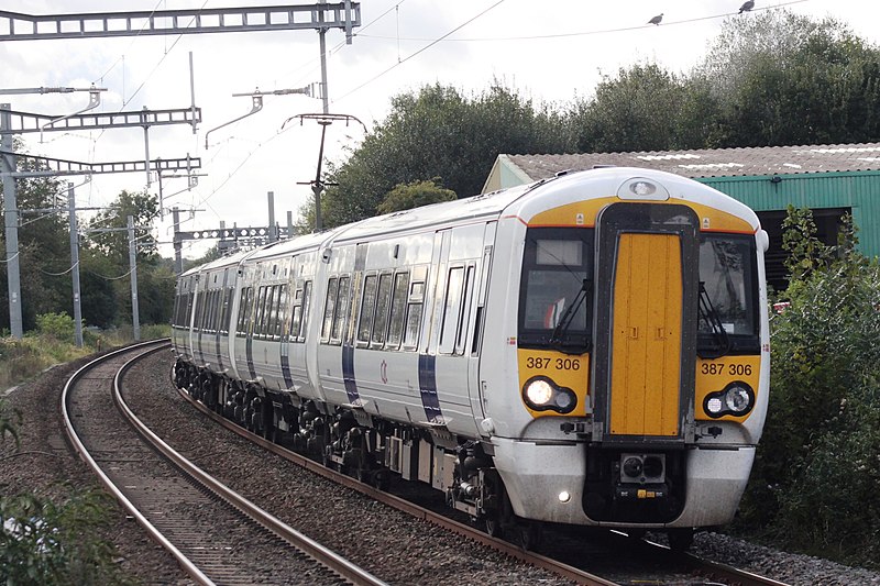 File:Thatcham - c2c 387306 approaching from Newbury.JPG