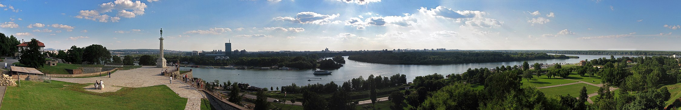 Вливането на Сава в Дунав при Белград. На снимката от крепостта Калемегдан
