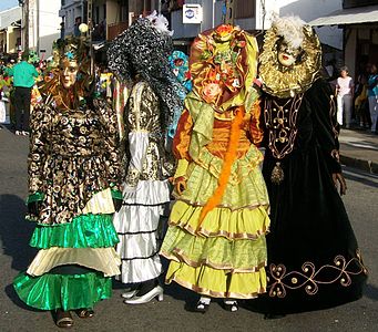 Des femmes portant des costume de Touloulou dans les rues de Cayenne en 2007 Photographe:Didwin973