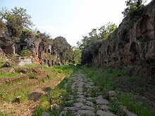 La necropoli di Tre Ponti, presso il cosiddetto Cavo degli Zucchi, una delle numerose vie cave percorse dal tracciato della via Amerina