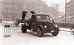 Trg revolucije - zima - ročno posipavanje cestišča 1961.jpg