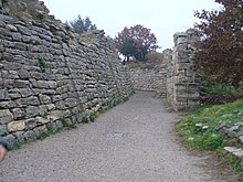 Photo d'un chemin entouré de murs de pierre