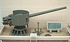 140mm kanón v kasematové lafetaci vyzvednutý z vraku bitevní lodě Mucu a vystavený v Yamato museum v Kure