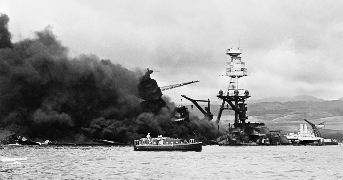USS Arizona hundiéndose en Pearl Harbor