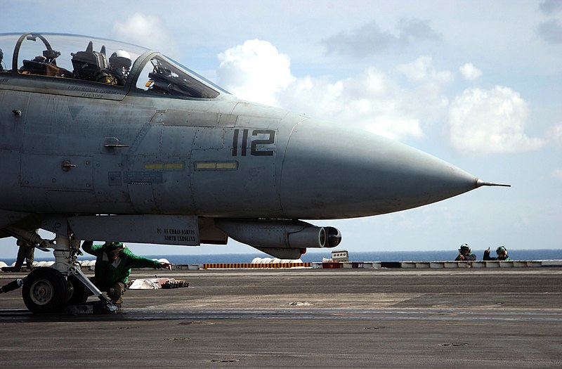 File:US Navy 060227-N-7241L-006 An Aviation Boatswain's Mate gives the signal to bring tension to an F-14D Tomcat.jpg