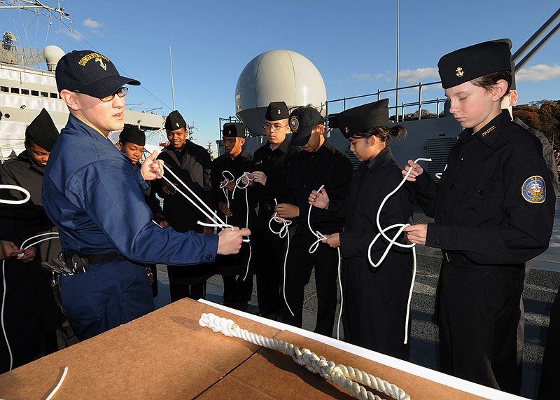 Die Knotenkunde  800px-US_Navy_081205-N-3262C-018_Junior_Reserve_Officer_Training_Corps_cadets_from_Nile_C._Kinnick_High_School_in_Yokosuka%2C_Japan%2C_learn_basic_seamanship_skills