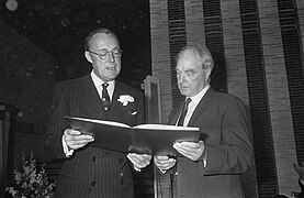 Uitreiking Erasmusprijs 1968. Prins Bernhard overhandigd de prijs aan Henry Moor, Bestanddeelnr 921-3145.jpg