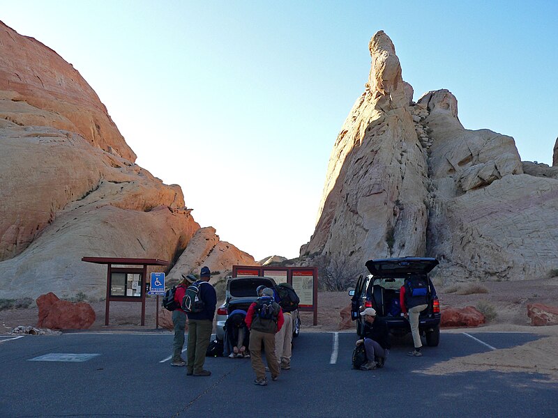 File:Valley of Fire White Domes area 1.jpg