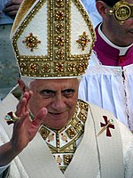 La papo Benedikto la 16-a rezignas pri sia papeco