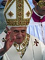 De mitra precosia van de paus, geborduurd met edelstenen (topaas) en parels
