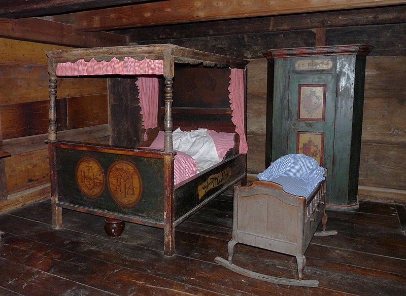 File:Vogtsbauernhof-Chambre.jpg