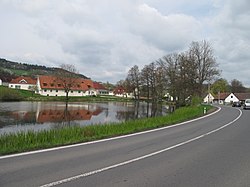 Kolam di tengah Vrhaveč