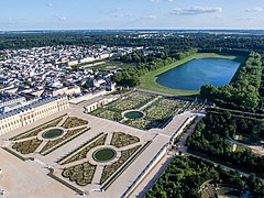 Parterre du Midi, the Orangerie Garden and the Pièce d'eau des Suisses. On the left, l'aile du Midi (West Wing); background le potager du roi (King vegetable garden) and the Quartier Saint-Louis (Saint-Louis neighborhood) of the city of Versailles